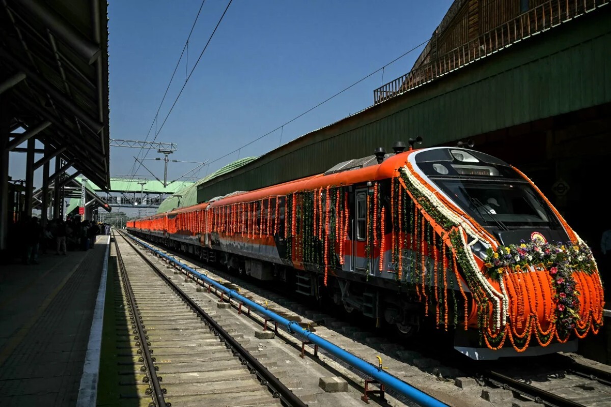 モディ首相が参加する鉄道橋開通式を前に、カシミール地方インド実効支配地域の駅では装飾を施した旅客列車が見られた=6日/Tauseef Mustafa/AFP/Getty Images