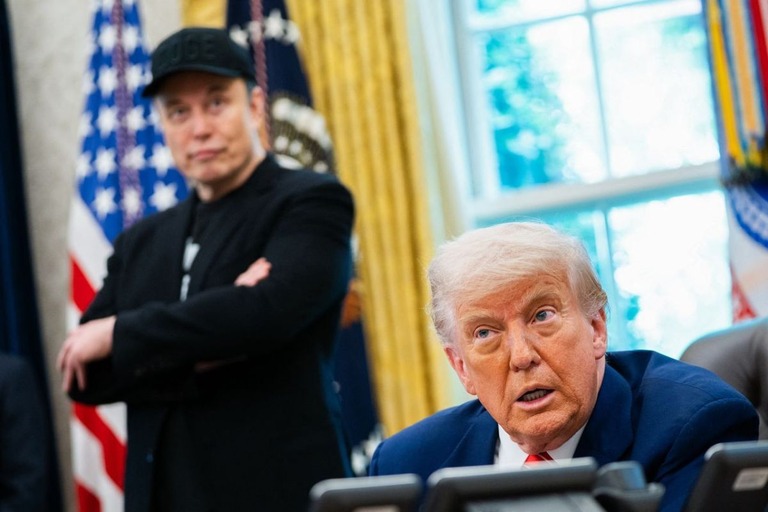 トランプ大統領と実業家のイーロン・マスク氏＝５月３０日、米首都ワシントン/Allison Robbert/AFP/Getty Images/File