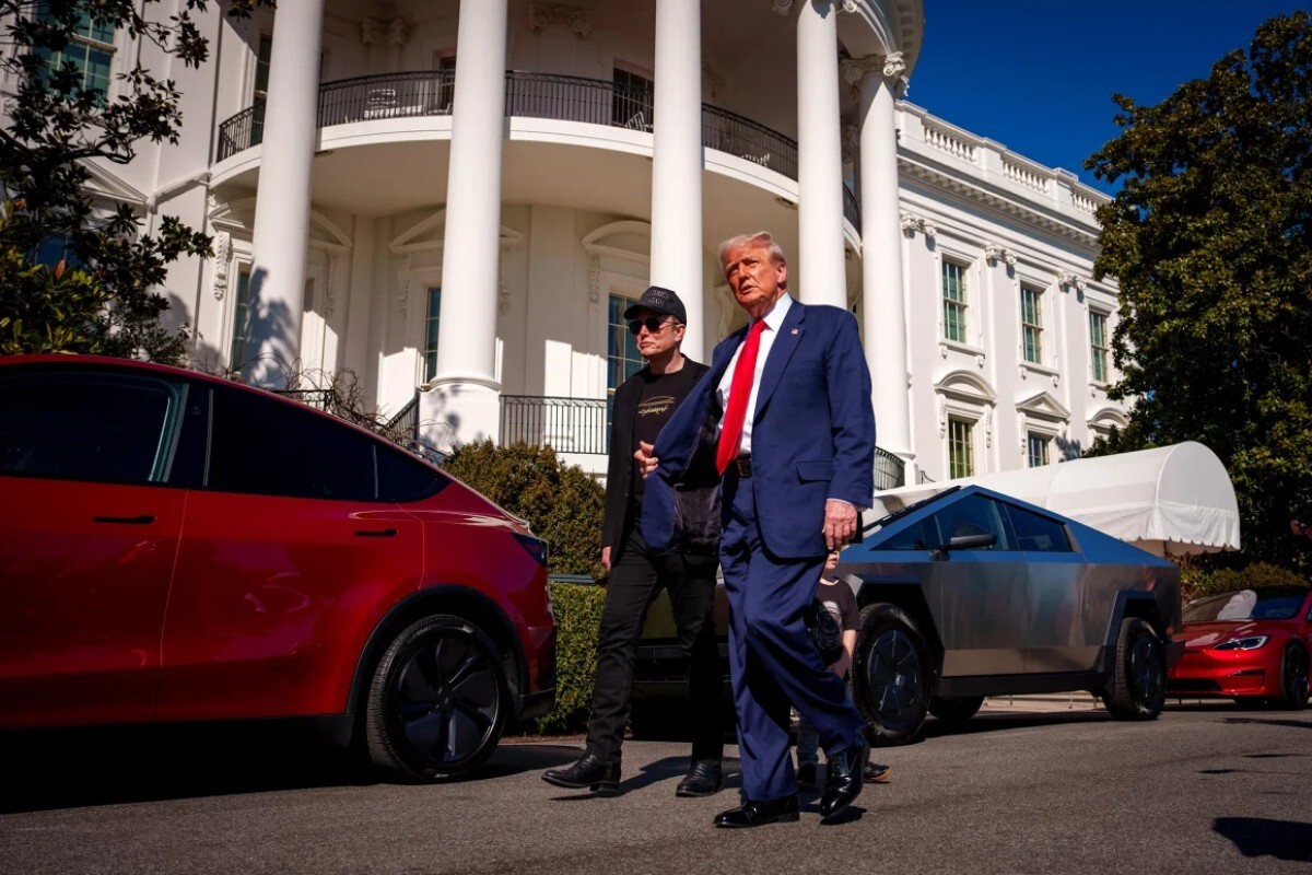 テスラ車を視察後のマスク氏とトランプ大統領＝３月１１日、ホワイトハウス/Justin Sullivan/Getty Images