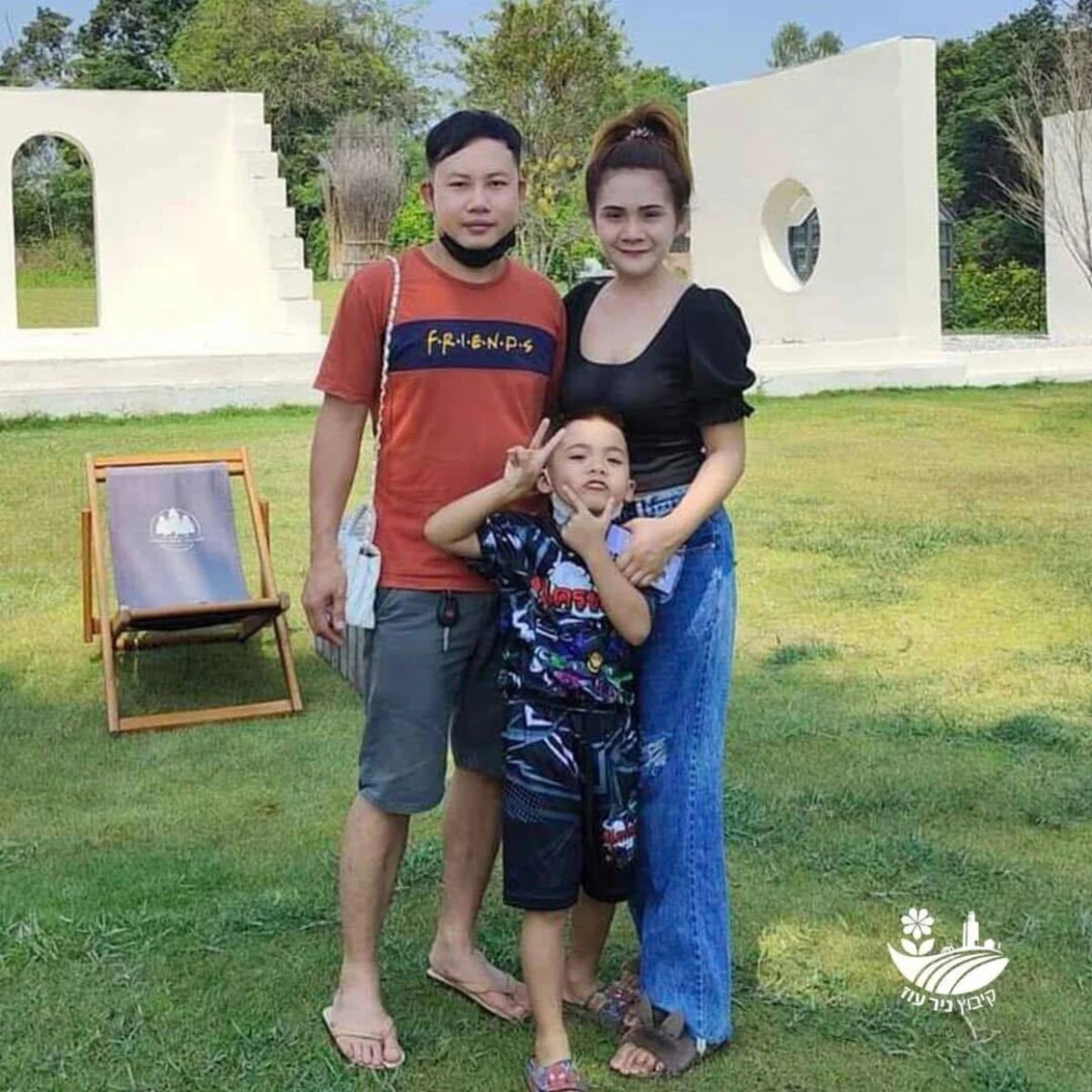 妻と息子と一緒に写真に収まるピンタさん/Hostage's Family Forum/AP