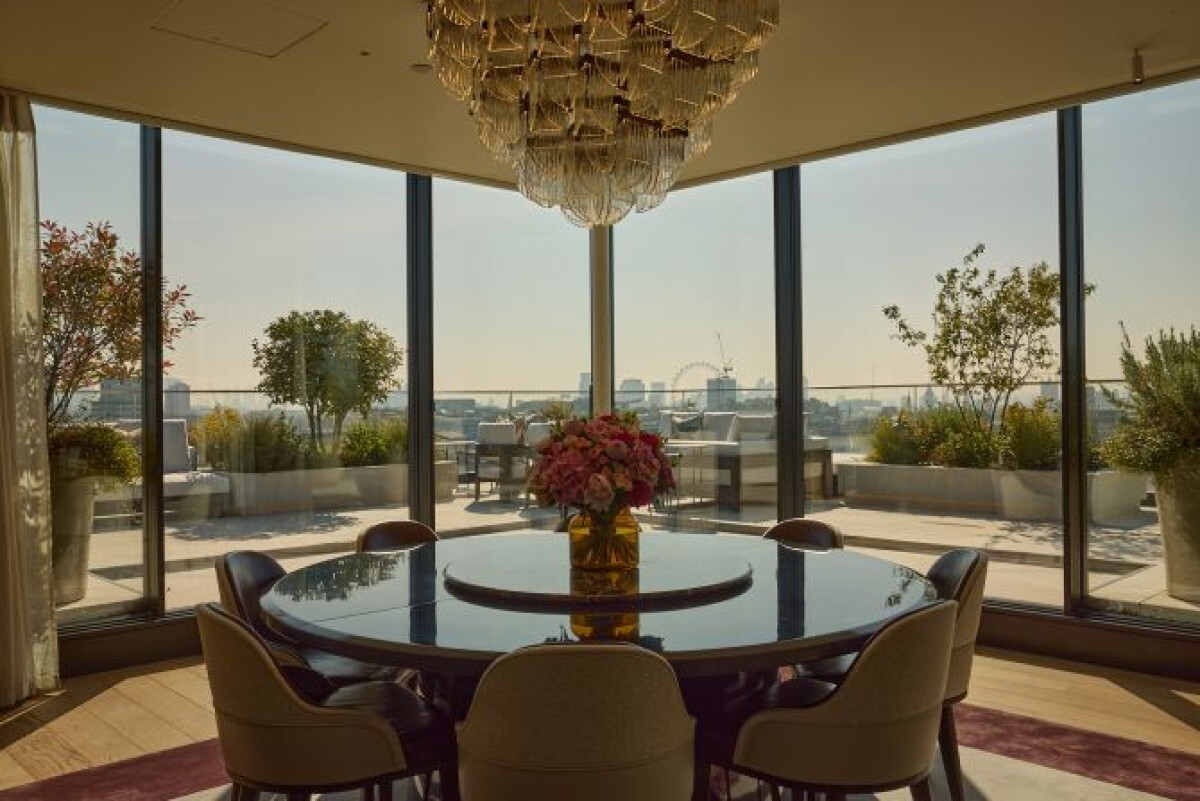 床から天井まで届く窓を通じ、印象的な１８０度の眺望が楽しめる/Mandarin Oriental