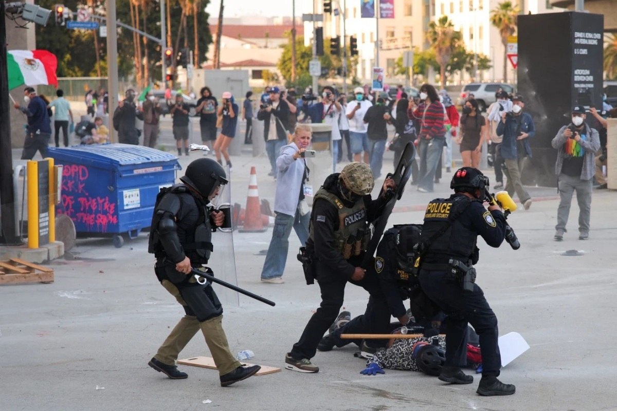デモ参加者を拘束する警官/Daniel Cole/Reuters