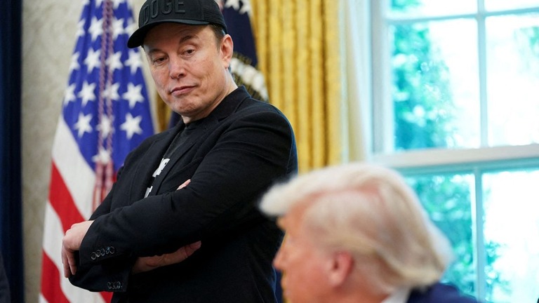 記者会見に臨むイーロン・マスク氏とトランプ大統領＝５月３０日、大統領執務室/Nathan Howard/Reuters