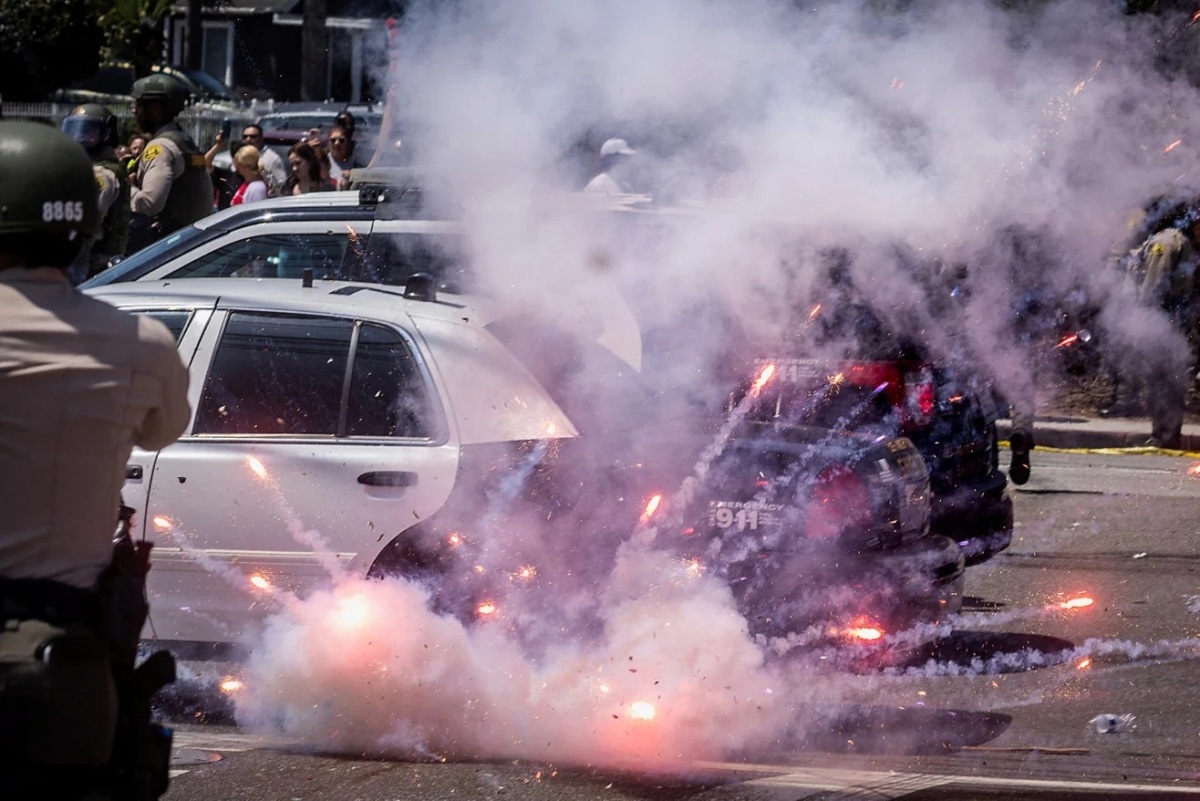 爆発する花火/Barbara Davidson/Reuters