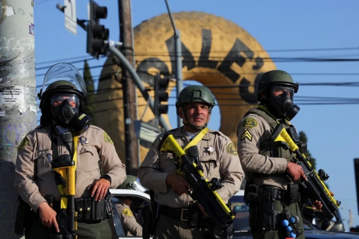 現場に派遣された警官/Daniel Cole/Reuters