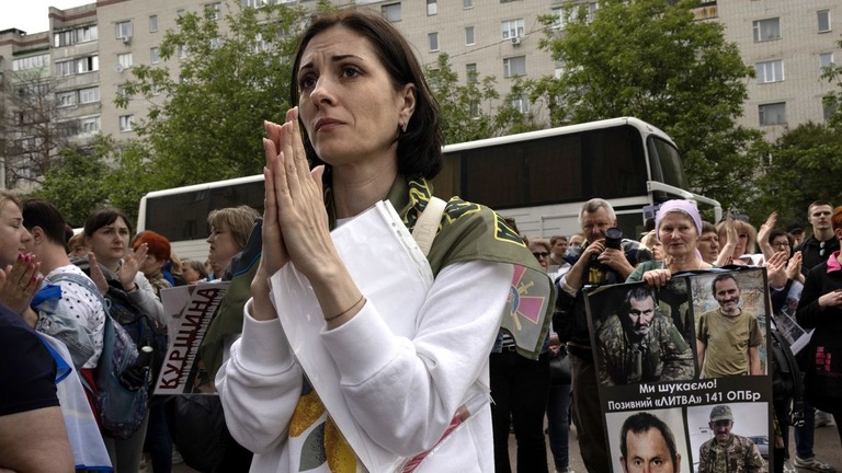 捕虜交換で帰って来るウクライナ兵を待つ人たち＝５月、ウクライナ・チェルニヒウ/Paula Bronstein/Getty Images