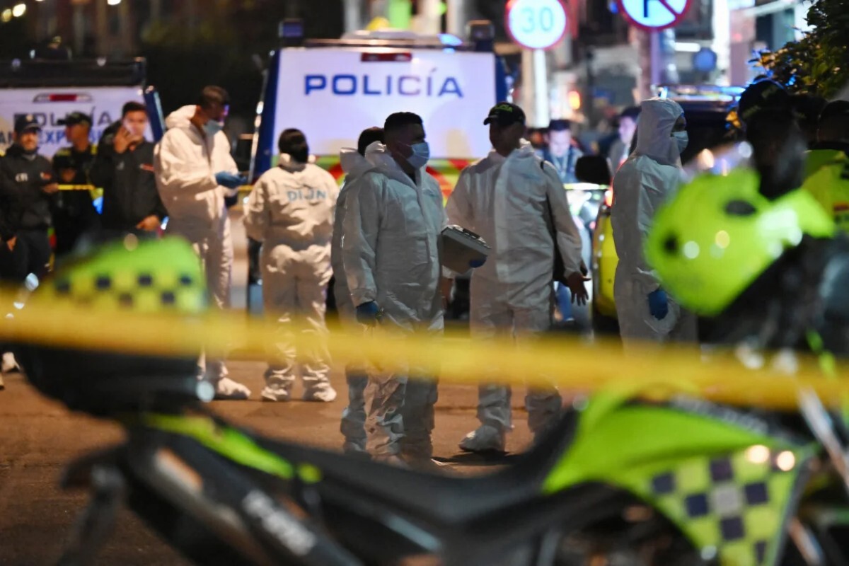 現場で対応に当たる法医学の専門家=7日、ボゴタ/Raul Arboleda/AFP via Getty Images
