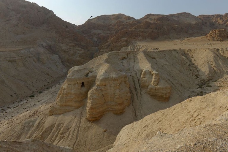 現在のヨルダン川西岸地区にある古代集落近くの洞窟から死海文書の断片数千点が発掘された/V. Giannella/De Agostini/Getty Images