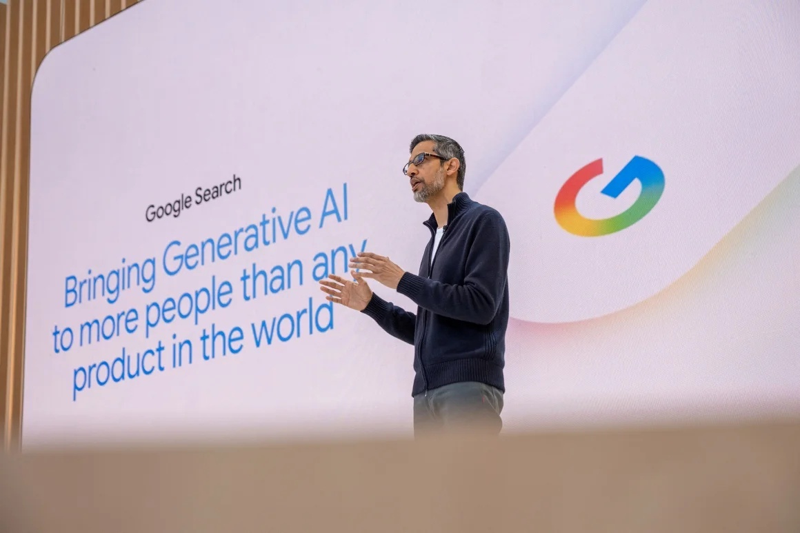 グーグルの年次開発者会議「I/O」で講演するスンダー・ピチャイCEO=5月20日、カリフォルニア州マウンテンビュー/Camille Cohen/AFP/Getty Images