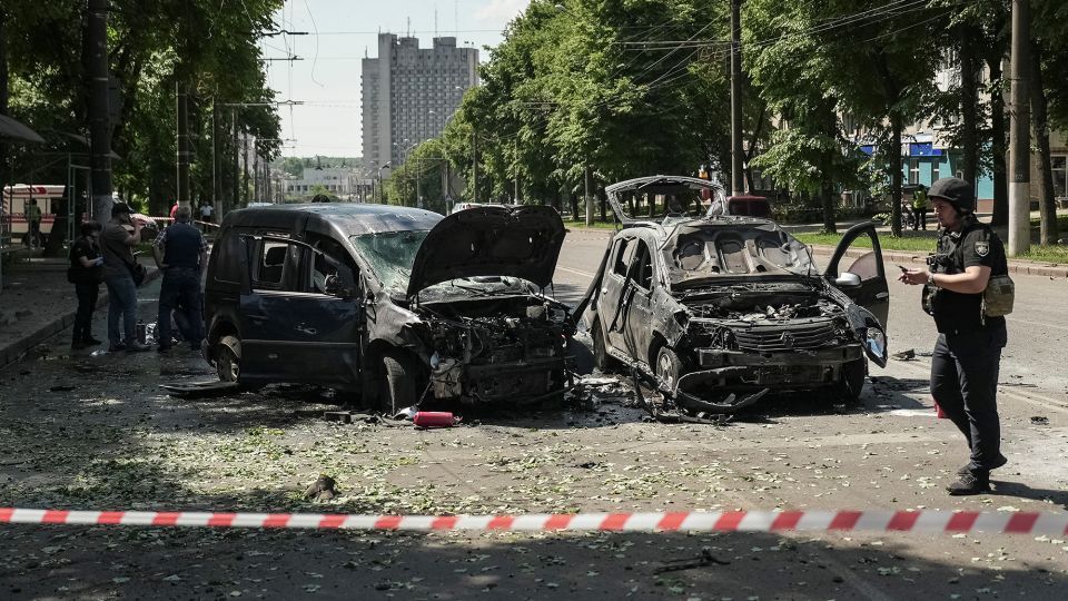 ウクライナ北部スーミへの攻撃で破壊された車両/Reuters