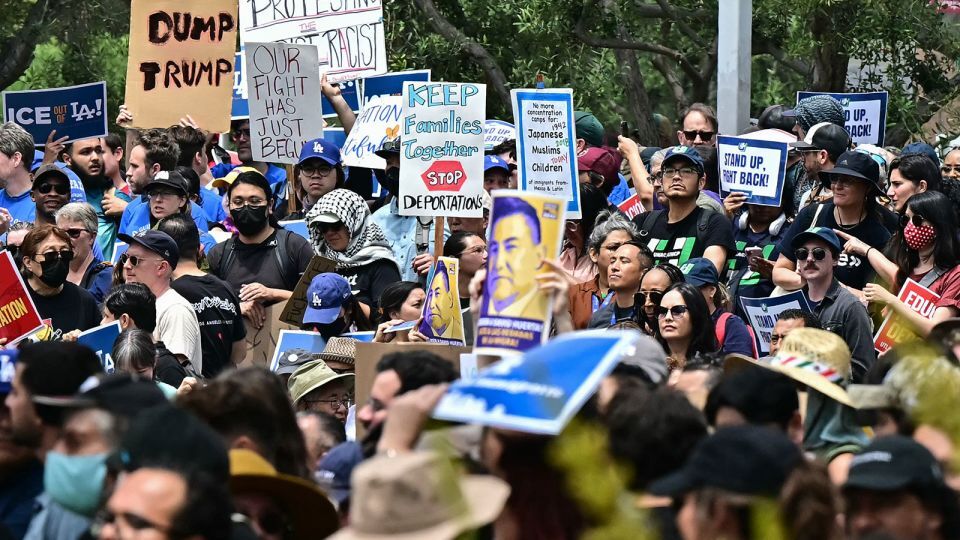 拘留中の人々の釈放を求めるデモ参加者ら/Frederic J. Brown/AFP/Getty Images