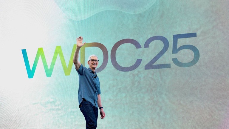 年次開発者会議（ＷＷＤＣ）に登場したティム・クック最高経営責任者（ＣＥＯ）＝９日、米カリフォルニア州クパティーノ/Laure Andrillon/Reuters