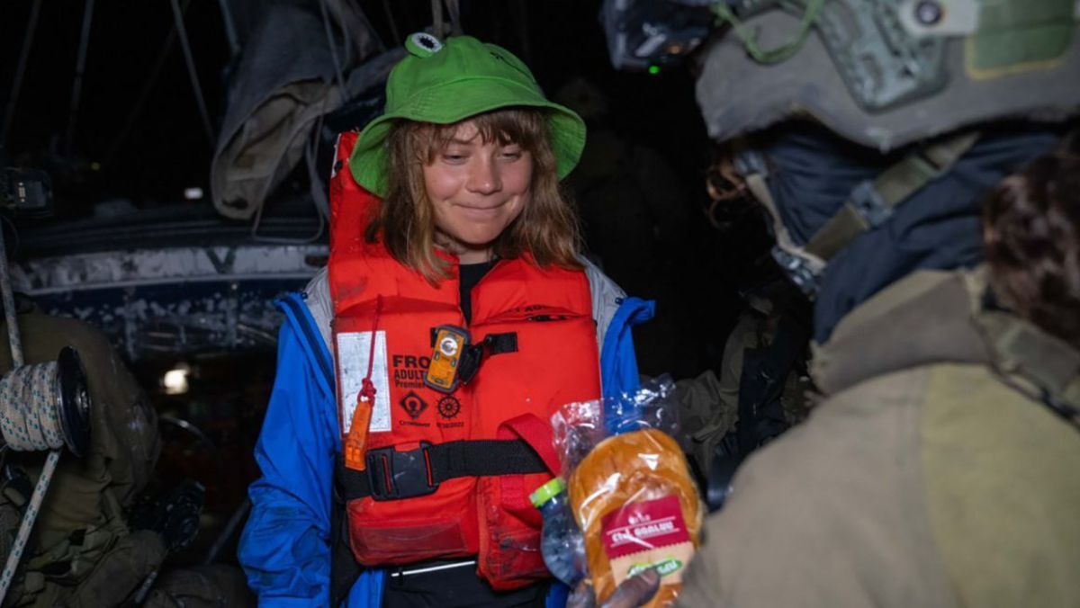 活動家グレタ・トゥンベリさんに食べ物と水を提供する様子を捉えた写真をイスラエル外務省が公開した/Israel Foreign Ministry