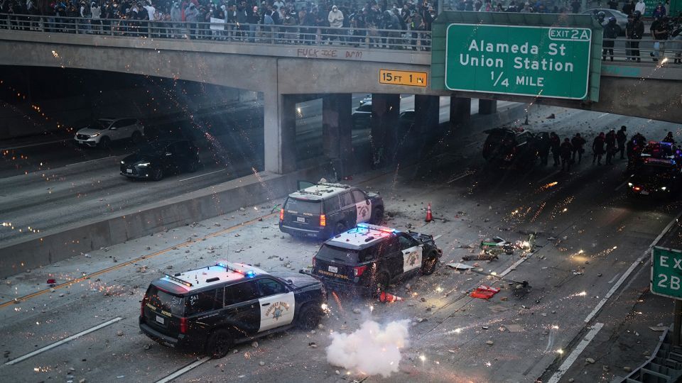 ロサンゼルスの拘留センターに近い幹線道路で炸裂する閃光爆弾/Eric Thayer/AP