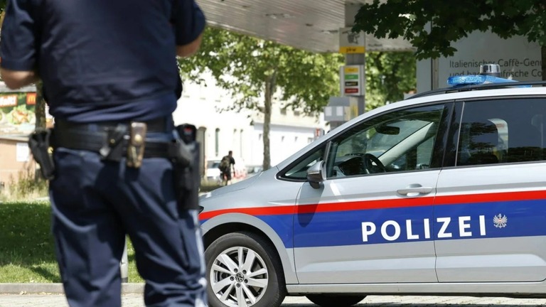 事件に対応する警察＝１０日、オーストリア南部グラーツ/Erwin Scheriau/APA/AFP/Getty Images