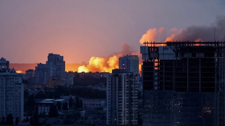 ウクライナ首都キーウでロシアのドローンが爆発する様子＝１０日/Gleb Garanich/Reuters
