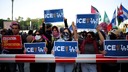 ロサンゼルスで抗議しているのはどんな人々なのか