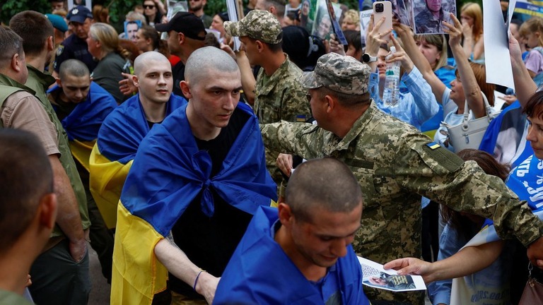 捕虜交換でウクライナに帰国したウクライナ軍兵士＝９日/Valentyn Ogirenko/Reuters