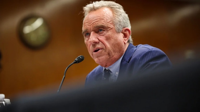 米上院保健教育労働年金委員会で証言する保健福祉省のロバート・ケネディ・ジュニア長官＝５月２０日/Tasos Katopodis/Getty Images/File