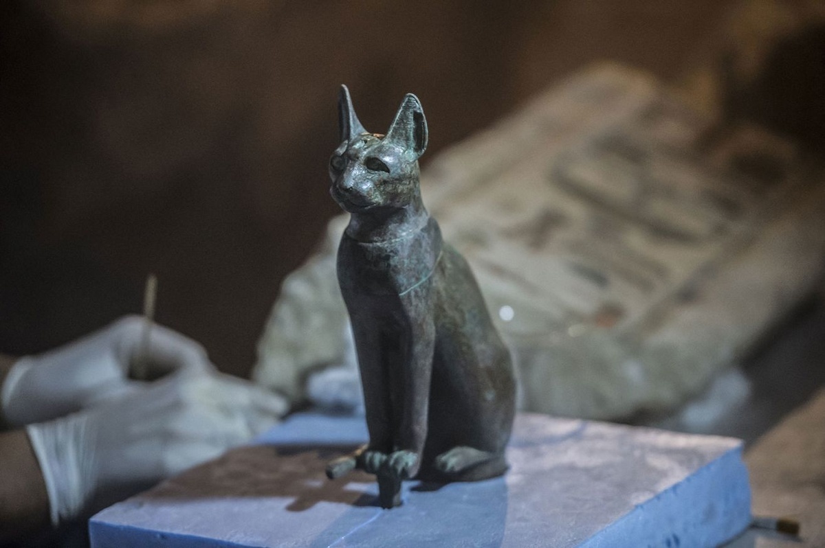 エジプト南部の遺跡で発見された猫の像=2018年/ Khaled Desouki/AFP/Getty Images