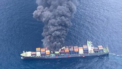 インド沖でコンテナ船の大規模火災　乗員４人不明、消火活動難航