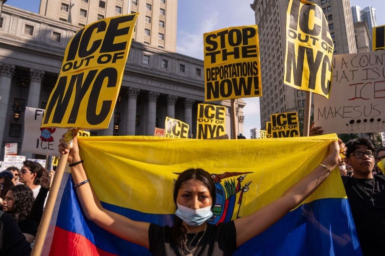 米ＮＹでエクアドルの国旗を広げ、ＩＣＥに対して抗議の声を上げる人/Adam Gray/Getty Images