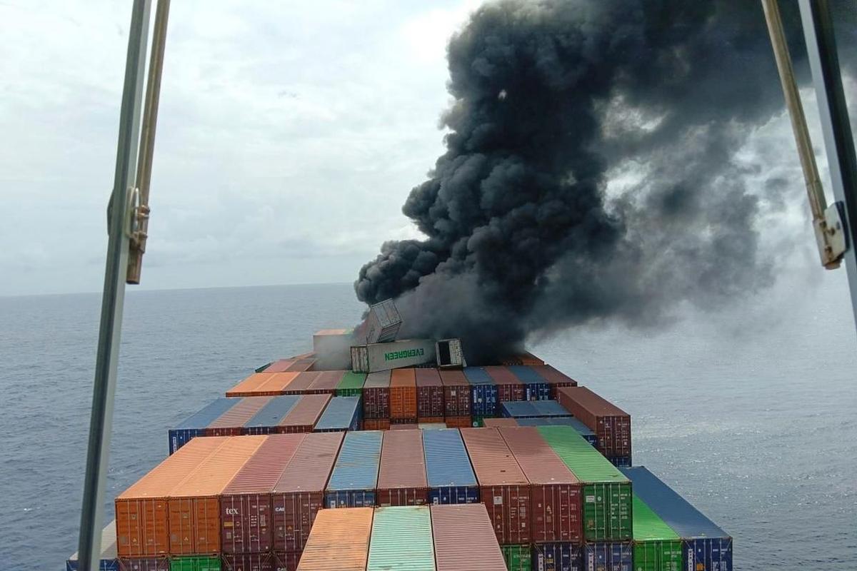 消火活動は難航している/Indian Coast Guard/AP