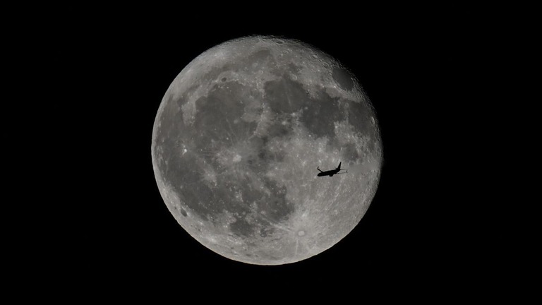 「ストロベリームーン」を背景に飛ぶ飛行機＝２０２４年６月、米カリフォルニア州/Tayfun Coskun/Anadolu/Getty Images