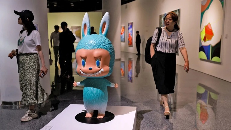 「ラブブ」に特化したオークションが中国・北京で開催され、希少な初代ラブブが約２２００万円で落札された/Tingshu Wang/Reuters