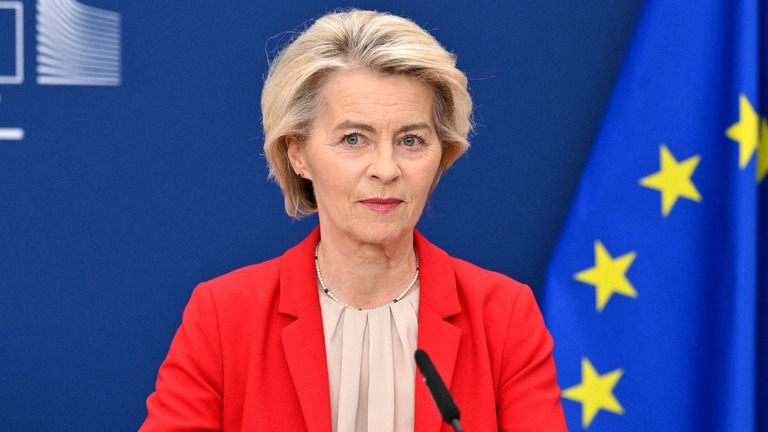 ロシアに対する新たな制裁措置を発表するＥＵのフォンデアライエン欧州委員長/Nicolas Tucat/AFP/Getty Images