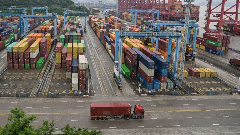 中国・浙江省の港に運ばれてきたコンテナ＝５月/Hector Retamal/AFP/Getty Images