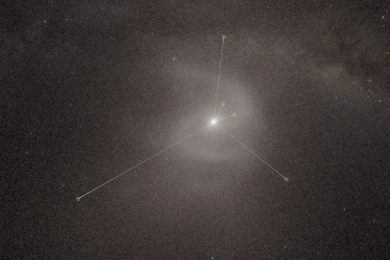 太陽の後ろに見える螺旋状の構造。制作準備中にプラネタリウムのドームに映し出され、科学者らを驚かせた/AMNH