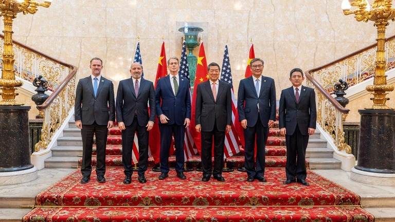 通商協議に参加した米中高官＝９日、英ロンドン/US Treasury Department/Handout/AFP/Getty Images