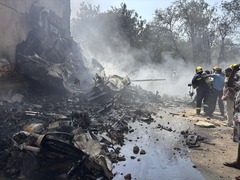  旅客機墜落、乗客乗員２４２人が搭乗　エアインディア発表