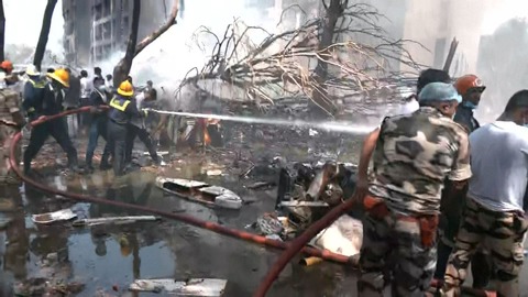 エアインディア機墜落、現場の映像