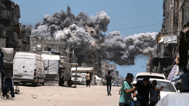 １日、ガザ市内へのイスラエル軍の空爆によって煙が噴き上がる様子/Jehad Alshrafi/AP