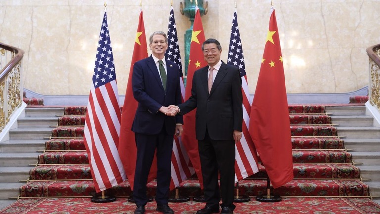 英ロンドンでの協議で握手を交わす米国のベッセント財務長官と中国の何立峰副首相/Li Ying/Xinhua/Getty Images