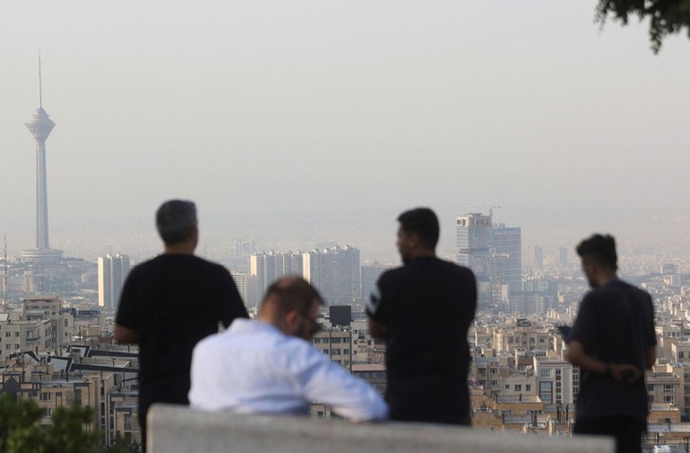 イスラエルの攻撃後、首都テヘランの街並みを眺める人々＝１３日/Majid Asgaripour/Wana News Agency/Reuters