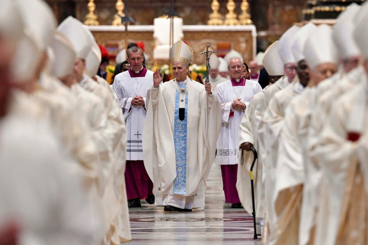 祭服に身を包んだレオ14世=9日/Vatican Pool/Getty Images