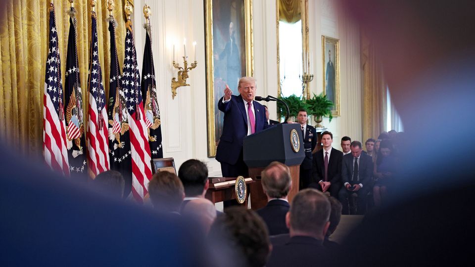 12日、ホワイトハウスのイーストルームで記者団の質問を受けるトランプ氏/Win McNamee/Getty Images