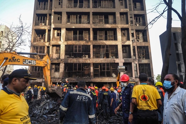エアインディア機の墜落現場で捜索に当たる緊急要員ら/Sam Panthaky/AFP/Getty Images
