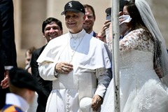 ローマ教皇レオ１４世、ホワイトソックスの野球帽姿で登場　伝統破る装いに注目