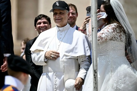 ローマ教皇レオ１４世、ホワイトソックスの野球帽姿で登場　伝統破る装いに注目