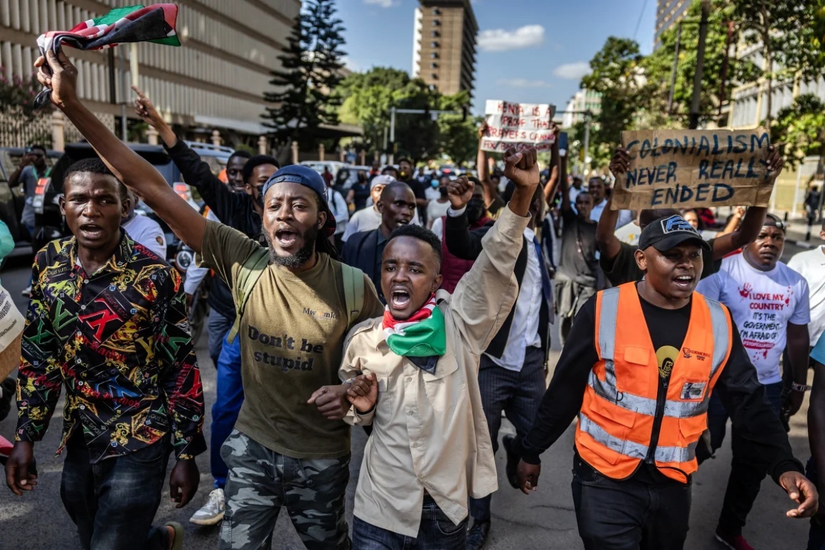オジュワン氏の死亡を受け、反政府を掲げデモ行進を行う人々/Luis Tato/AFP via Getty Images