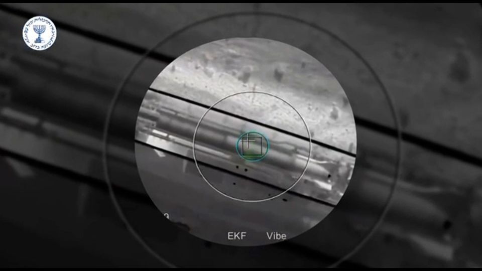 自爆型ドローンがミサイルを狙う様子を捉えた画像/Mossad
