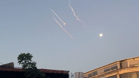 イランが新たなミサイル攻撃、エルサレム上空で爆発音