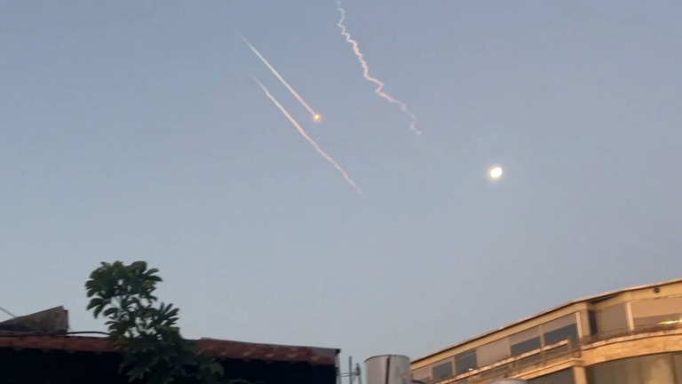 映像から取得したスクリーンショットには、エルサレム上空での爆発の様子が写っている＝現地時間１４日午前５時１５分/CNN
