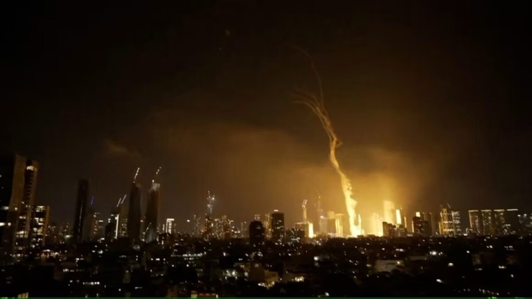 テルアビブへの攻撃を捉えた映像から切り出した静止画＝１３日/Reuters
