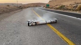 イスラエル南部の道路上に落下したとみられるミサイル