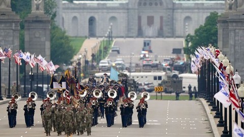 米首都で陸軍創設２５０周年を記念した軍事パレード